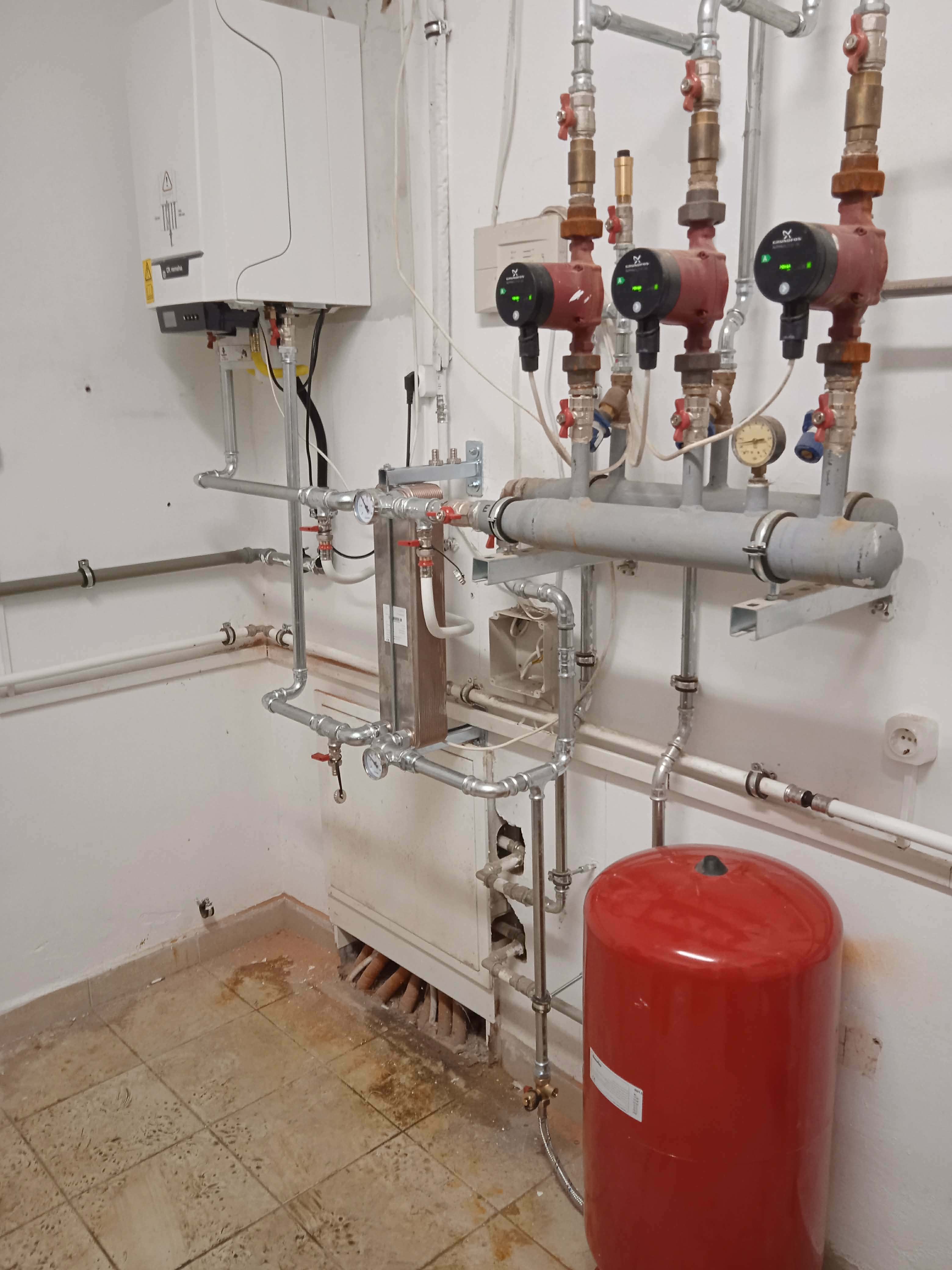 Gépészeti csomópont – Jól olvasható csomópont, precíz csatlakozásokkal és vezetéssel